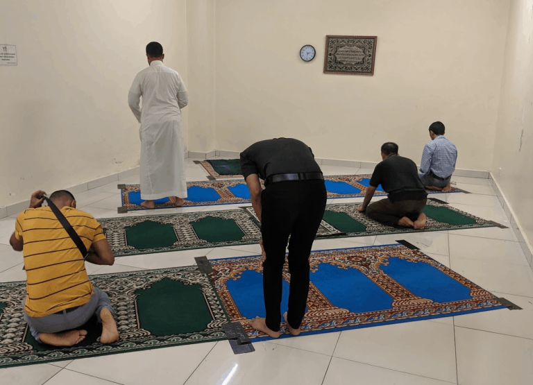 Melintas depan orang solat