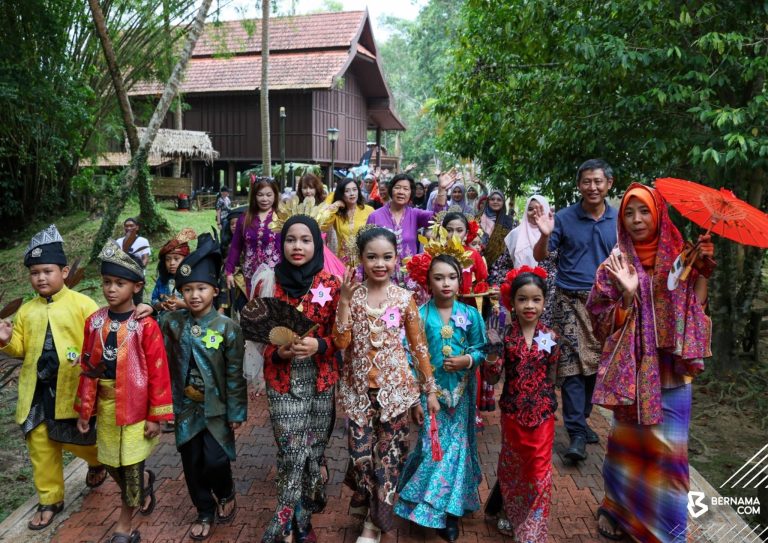 Murid sekolah dibenar pakai pakaian tradisi hadiri aktiviti kebudayaan – KPM