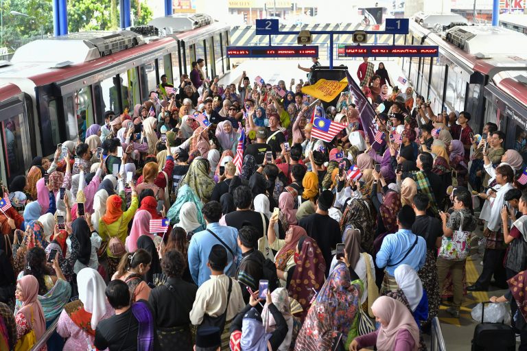 Lebih 10,000 sertai Keretapi Sarong 2023 sempena Hari Malaysia
