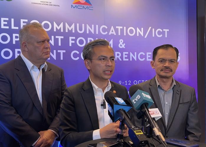 Platform media sosial harus patuh garis panduan, elak penyebaran berita palsu – Fahmi Fadzil