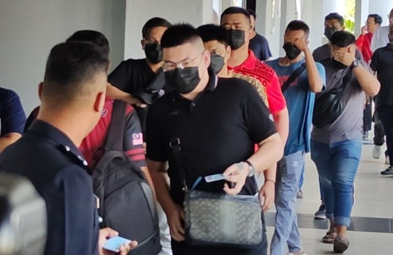 Gaduh berebut pelanggan, 12 longkai didenda RM3,000