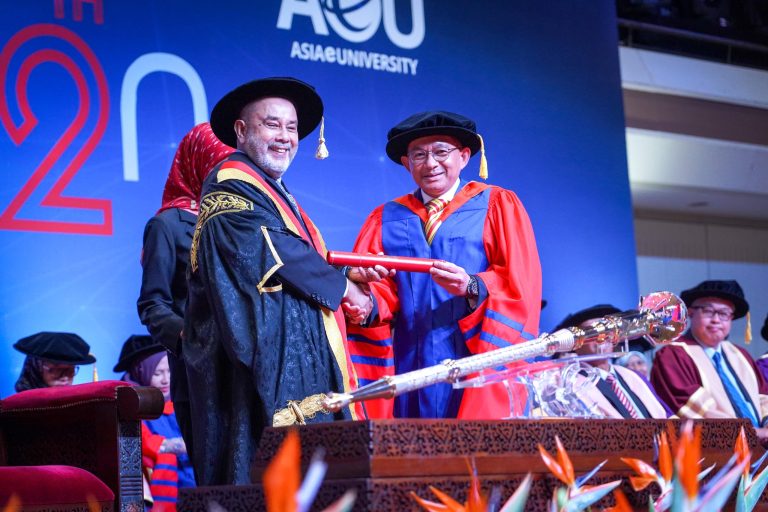 Irmohizam dianugerah Doktor Pentadbiran Perniagaan dari AeU