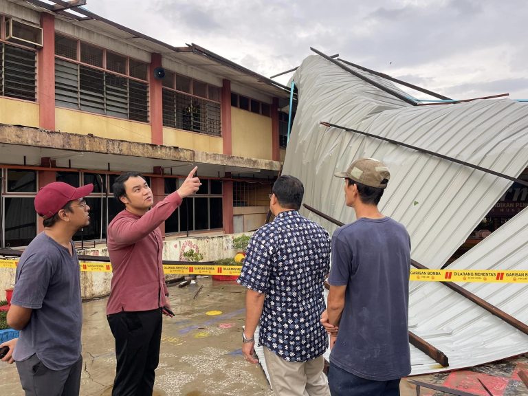 Bumbung bangunan sekolah SMK Munshi Abdullah rosak teruk akibat ribut