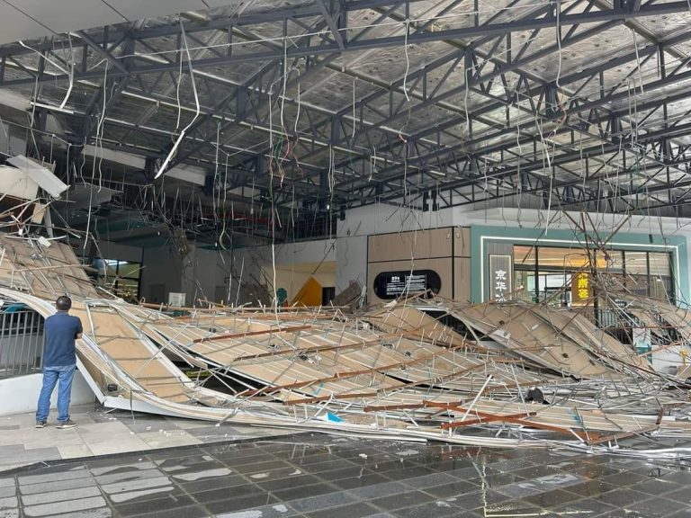 Siling sebuah pusat beli-belah di PJ runtuh, tiga cedera ringan