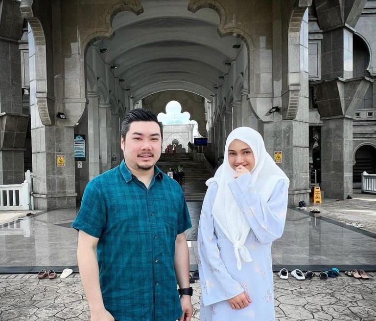 Bergambar di depan masjid bersama kekasih, Atikah Suhaimi nafi sudah bernikah, hanya pergi kursus kahwin