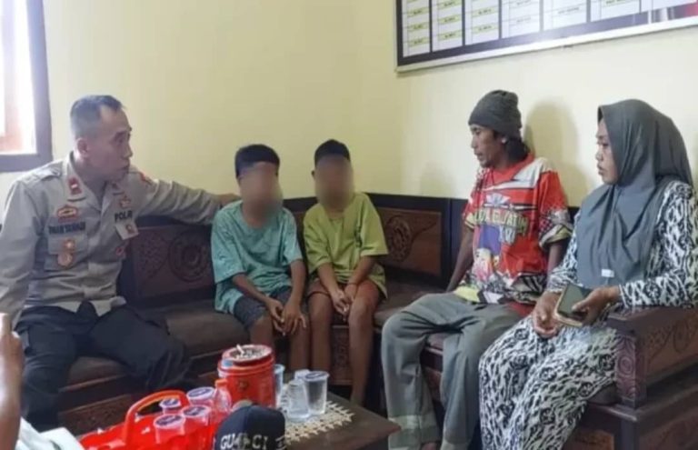 2 budak tunggang motosikal sejauh 400km tanpa topi keledar