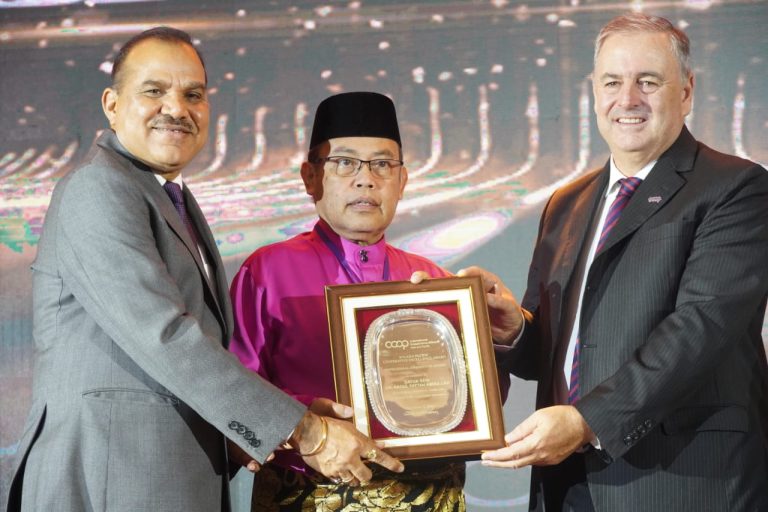 Abdul Fattah terima Anugerah Kecemerlangan Koperasi ICA