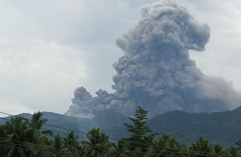 Gunung berapi Dukono di Indonesia meletus