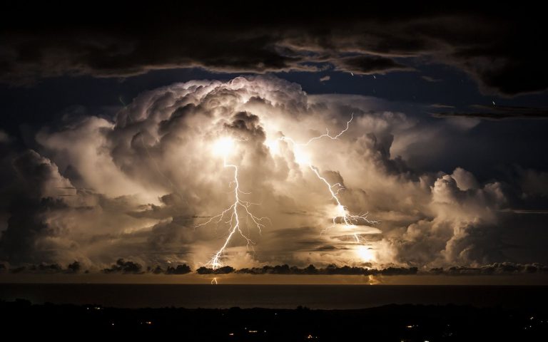 Merenung petir di langit, sinarannya yang menyambar dan menghilangkan penglihatan