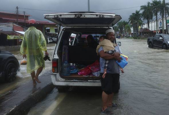 Sungai Golok melimpah, penduduk mula pindahkan barang
