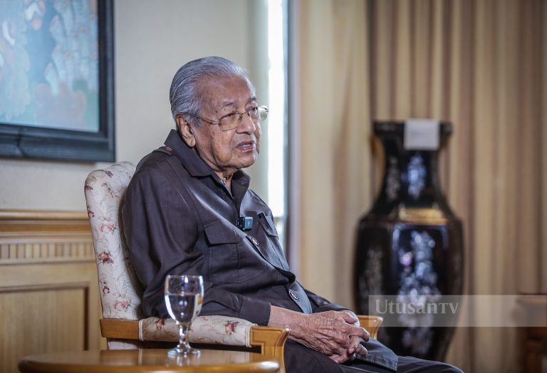 Tun Mahathir patah tulang pinggul kanan selepas terjatuh