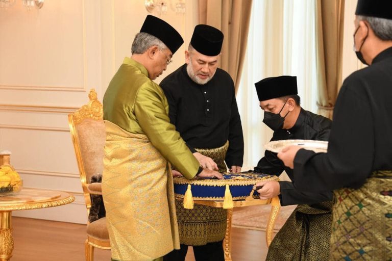 Sultan Kelantan berkenan mewasalkan darjah kebesaran tertinggi kepada Agong