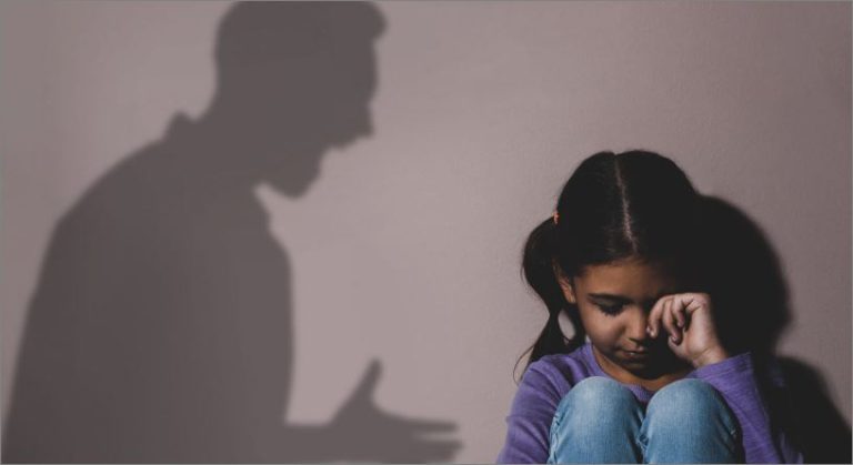 Bapa tergamak gergaji jari anak hingga hampir putus