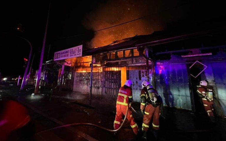 Deretan 6 kedai di Pekan Lama Sungai Petani terbakar