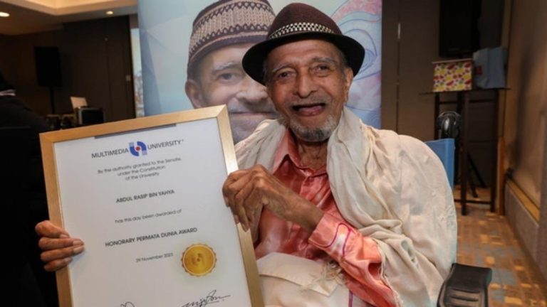 Mat Sentol terima Anugerah Kehormat Permata Dunia daripada MMU