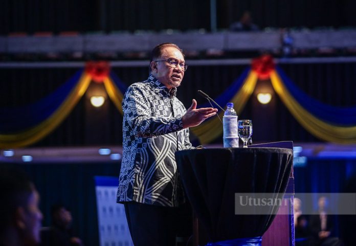 Perdana Menteri, Datuk Seri Anwar Ibrahim berucap pada Majlis Perasmian Wacana Pemikir Global 2024 di Universiti Malaya, Kuala Lumpur, hari ini. GAMBAR: Abd Razak Aid