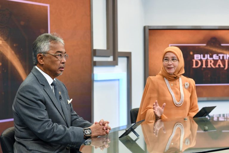 Baca berita: ‘Saya kaku, permaisuri agak rileks’ – Agong