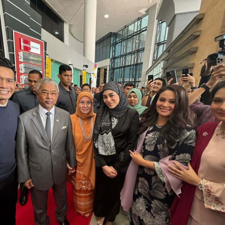 [VIDEO] “Raja Permaisuri Agong siap bagi duit untuk bayi lepas dapat tahu mengandung” – Uyaina Arshad
