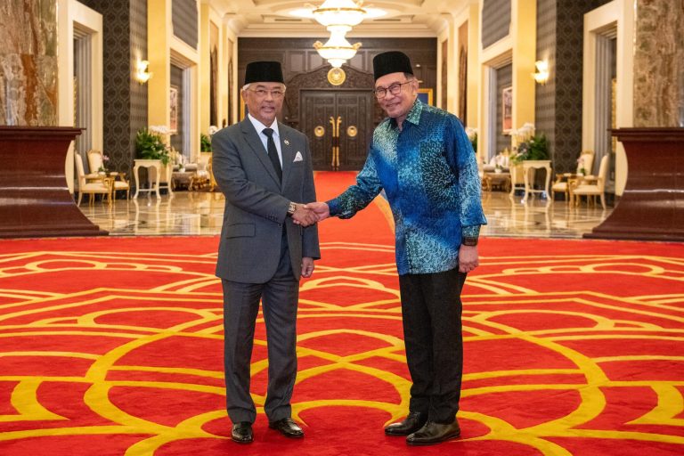 Agong sampaikan warkah perutusan kepada Jemaah Menteri, zahir penghargaan kepada PM, bekas PM