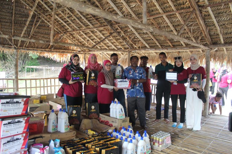 Pelajar Fakulti Komunikasi Dan Pengajian Media UiTM Shah Alam agih sumbangan RM24,000 kepada Orang Asli Kampung Charok Bus, pupuk rasa prihatin mahasiswa kepada masyarakat