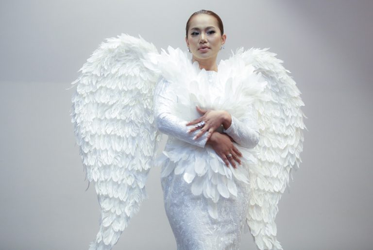 [VIDEO] 17 tanpa single baharu, Elly Mazlein kini terbang tinggi dengan Sayap