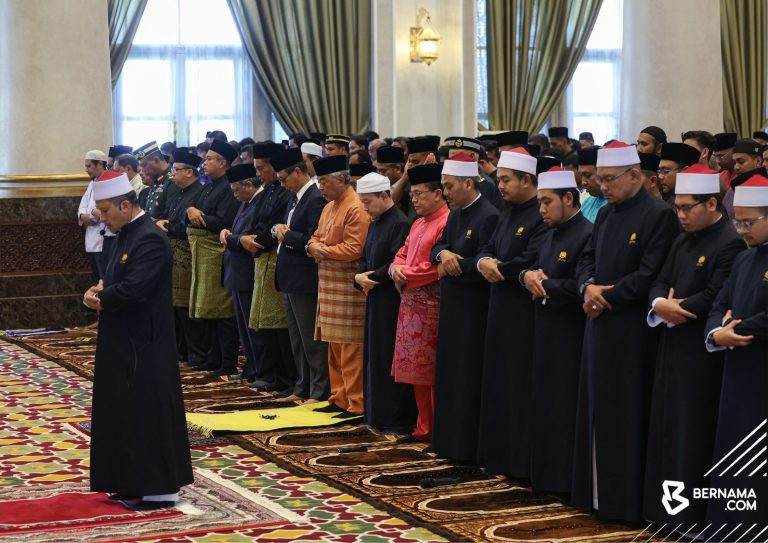 Agong berkenan solat Jumaat di Surau Utama Istana Negara