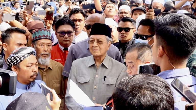 Tun M hadir bersolidariti di Istana Negara, simpati nasib rakyat