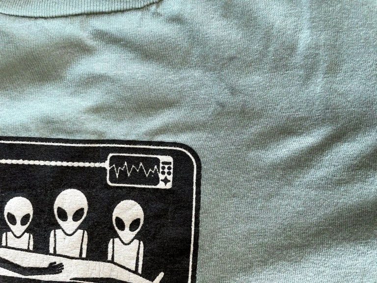 Baca elok-elok ni, ALIEN WORKCHOP. Kah! Kah! Kah!