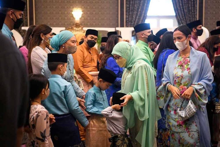 Raya mengejut, Tunku Azizah ‘bersengkang mata’ masak juadah
