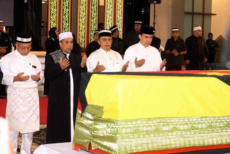 Hujan tak halang ribuan rakyat beri penghormatan terakhir kepada Abdul Taib