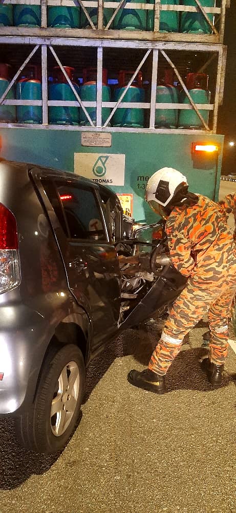 Remaja maut selepas kereta dipandu langgar belakang lori