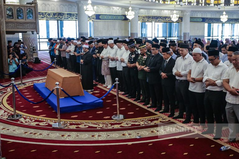Solat jenazah Tun Abdul Taib Mahmud selesai disempurnakan di Masjid Negara