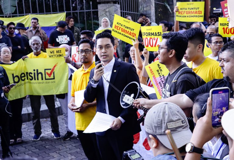 Tuntut kerajaan laksana reformasi, 100 peserta himpunan Bersih berarak ke Parlimen