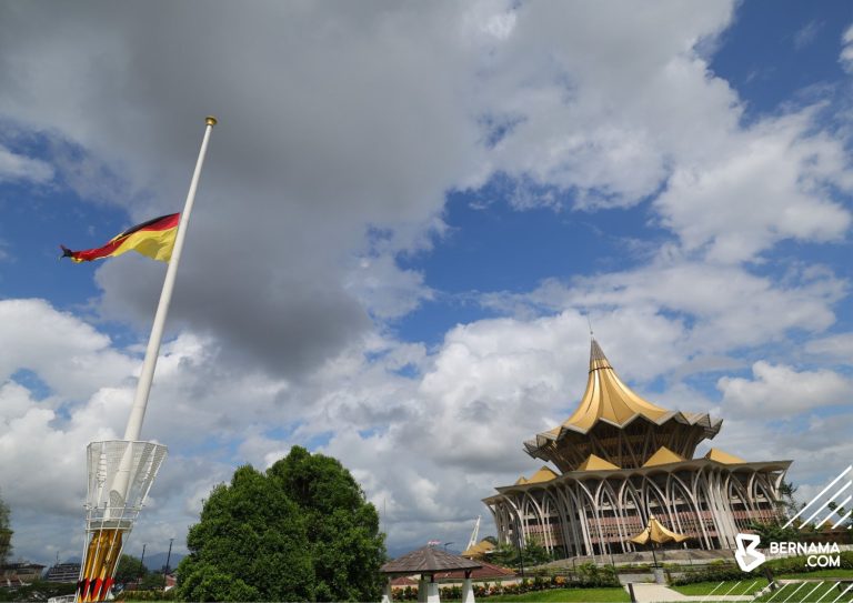 Bendera gergasi Sarawak dikibar separuh tiang