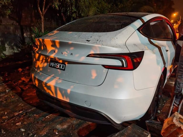 Tesla langgar tembok selepas pemandu dakwa tak perasan kerana jalan gelap