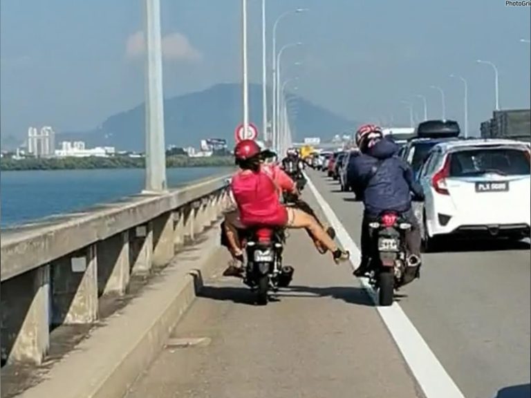 Polis tahan pasangan suami isteri baling pasir serta cuba tendang penunggang motosikal
