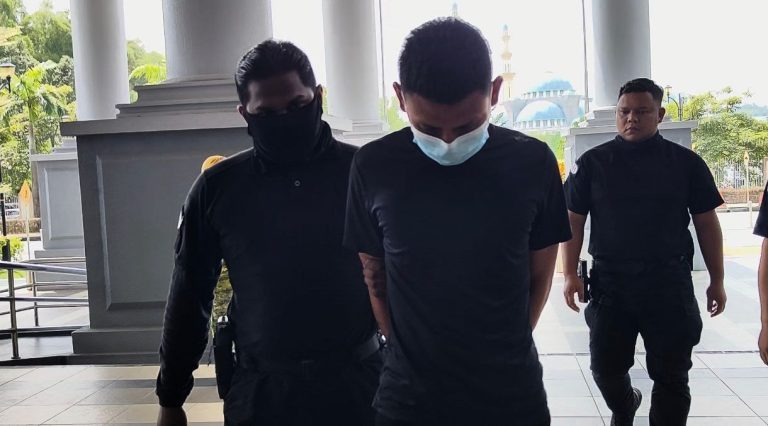 Penganggur didakwa tikam leher rakan sampai mati guna serpihan kaca