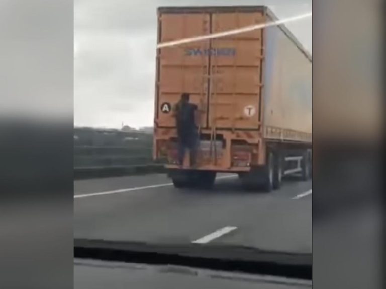 Polis giat kesan lelaki berpaut belakang treler