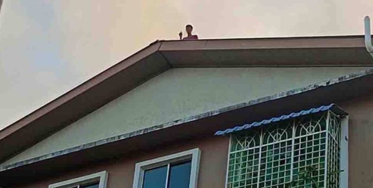 Bomba, polis pujuk lelaki turun dari bumbung sejak Isnin
