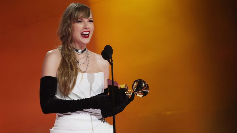Taylor Swift rangkul kemenangan menerusi Album Terbaik, lakar sejarah paling banyak terima 13 trofi Anugerah Grammy