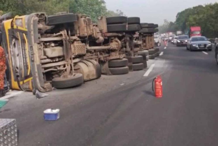 Treler bawa tepung terbalik akibatkan kesesakan 23 km di Simpang Pulai