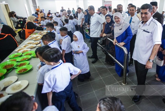 Menteri Pendidikan, Fadhlina Sidek meninjau keadaan kantin sekolah ketika mengadakan lawatan pada hari pertama sesi persekolahan 2024-2025 di Sekolah Kebangsaan Bandar Saujana Putra, Kuala Langat, hari ini. GAMBAR: Abd Rasak Aid