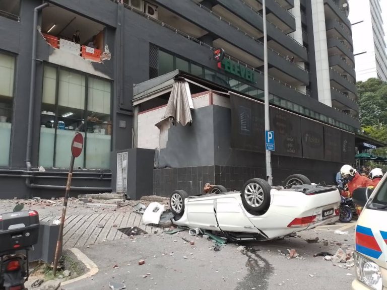 Wanita cedera Honda Accord terjatuh dari parkir tingkat satu Menara TA One
