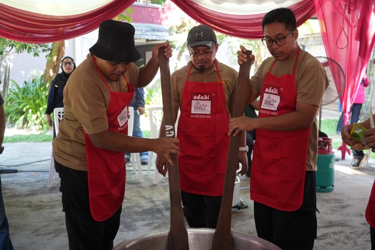 Zoo Negara Raikan Sinar Ramadan – Kongsi Rezeki dengan Menjalinkan Kerjasama Bersama Adabi Consumer Industries dan 99 Speed Mart Memasak Bubur Lambuk