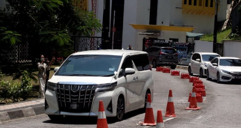Aliff Aziz & Ruhainies dibebaskan dengan jaminan, bakal didakwa di Mahkamah Syariah