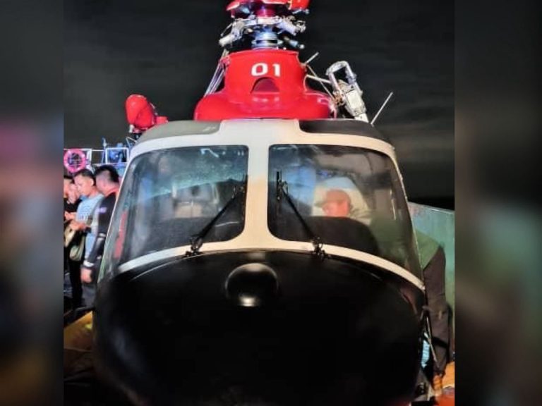 Bangkai helikopter APMM dibawa keluar tengah malam tadi, empat kru stabil