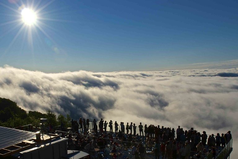Dikelilingi awan putih berbalam seluas mata memandang, ini tempat yang digelar ‘negeri atas awan’