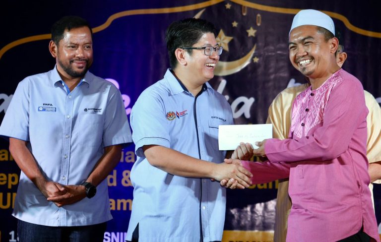 YBR dan Kementerian Pembangunan Usahawan dan Koperasi bantu 63 sekolah di Sabah