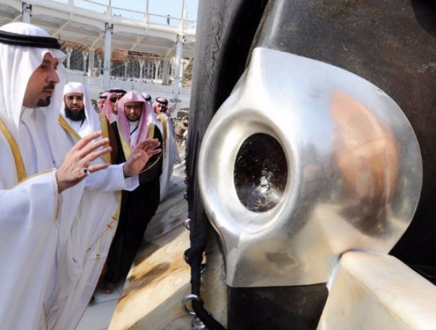 hajar aswad warna hitam