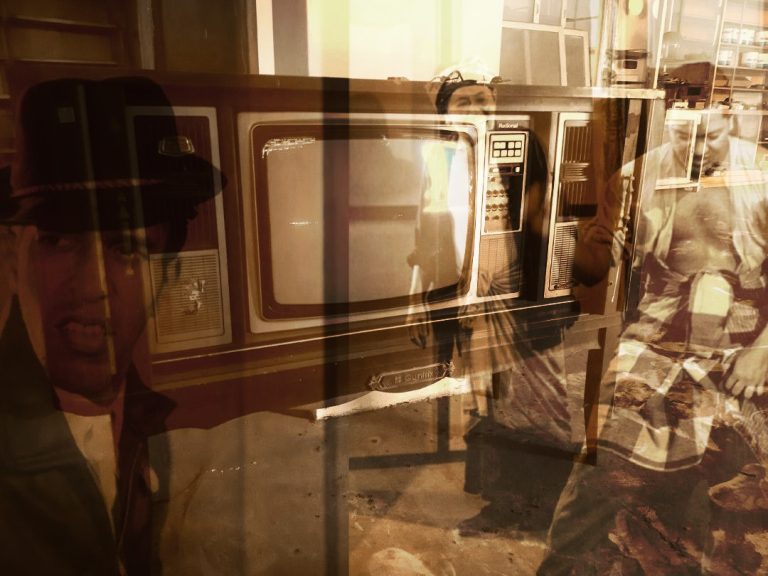 Klekok! Klekok! Kepalanya disekeh sampai benjol hanya kerana tumpang untuk menonton TV